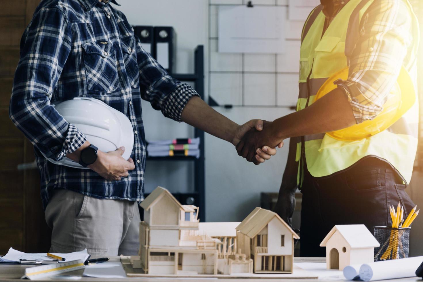 ingénieur en construction travaillant au plan directeur pour construire de grands bâtiments commerciaux au bureau. outils d'ingénierie et concept de construction. photo