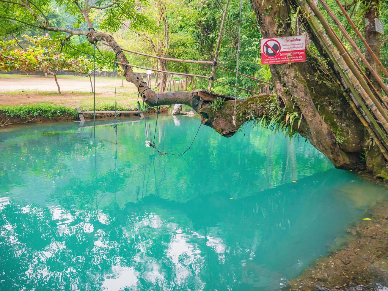 vangvieng.lao-10 déc 2017.belle nature et eau claire du lagon bleu à la grotte de pukham ville de vangvieng lao.vangvieng ville la célèbre ville de destination de vacances au laos. photo