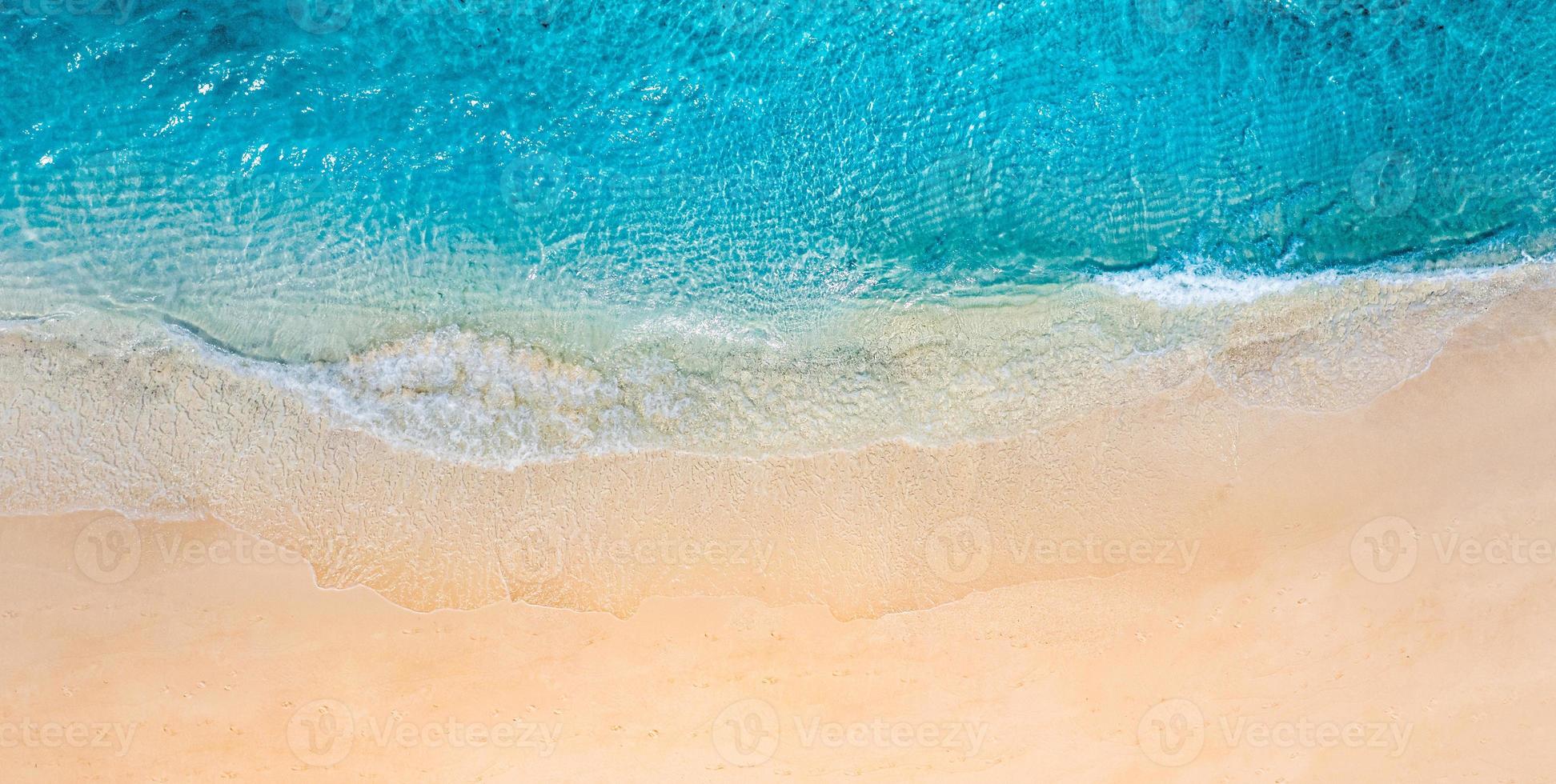 panorama d'été paysage marin paysage vagues, eau de mer bleue journée ensoleillée. vue de dessus depuis un drone. vue aérienne de la mer, fond de nature tropicale incroyable. belles vagues méditerranéennes surf éclaboussant panorama photo