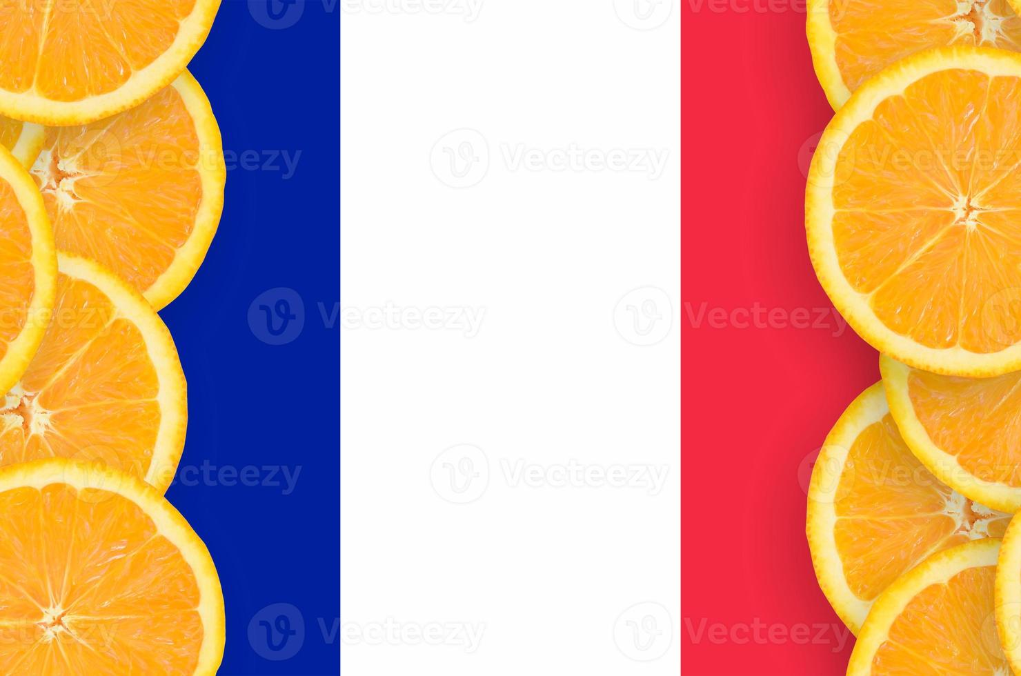 drapeau de la france dans le cadre vertical de tranches d'agrumes photo