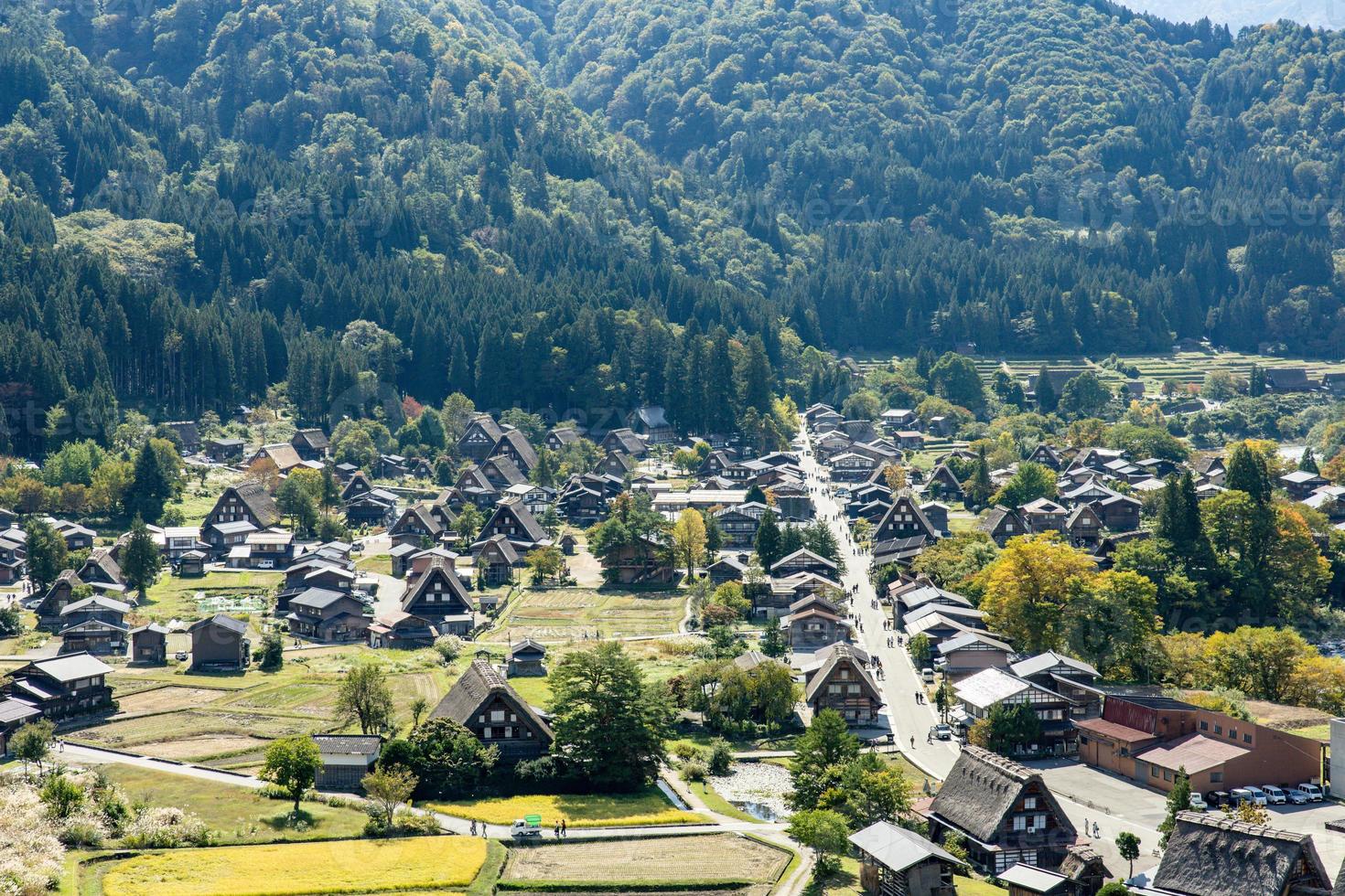shirakawa japonais historique. village de shirakawago en automne depuis la vue aérienne. maison construite en bois avec toit de style gassho zukuri. shirakawa-go est le patrimoine mondial de l'unesco et un point de repère au japon photo