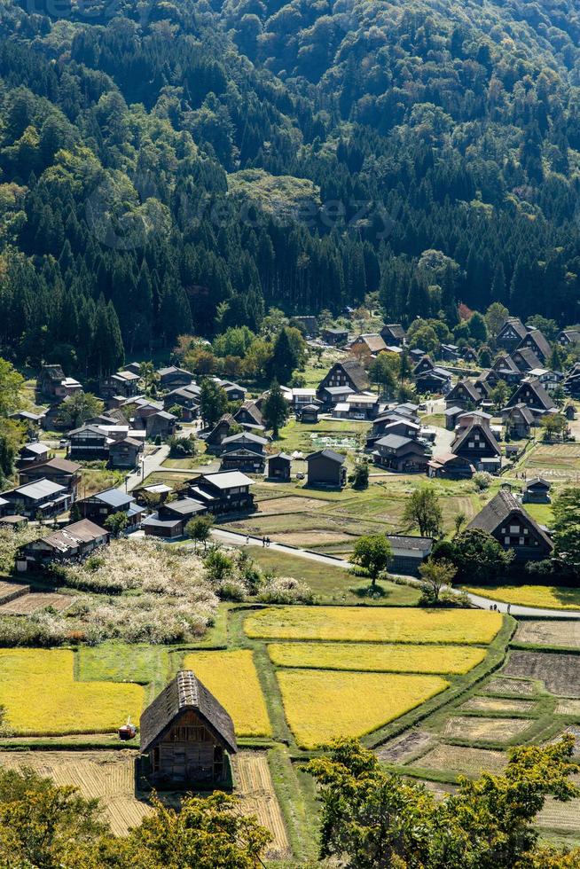 shirakawa japonais historique. village de shirakawago en automne depuis la vue aérienne. maison construite en bois avec toit de style gassho zukuri. shirakawa-go est le patrimoine mondial de l'unesco et un point de repère au japon photo