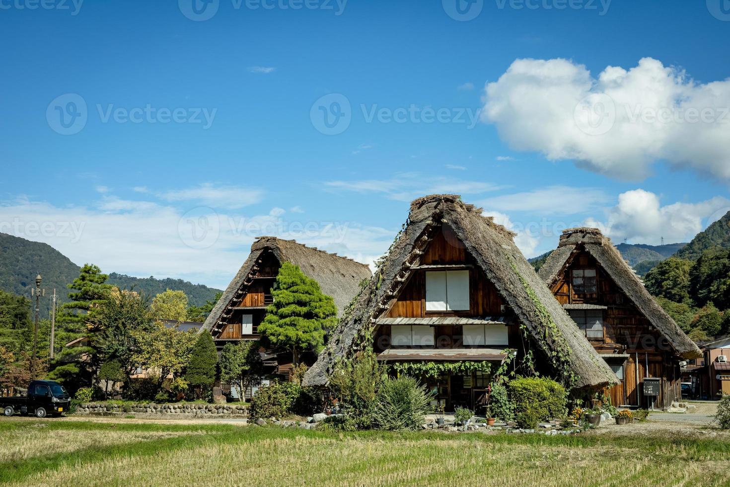 shirakawa village japonais traditionnel et historique shirakawago en automne. maison construite en bois avec toit de style gassho zukuri. shirakawa-go est classé au patrimoine mondial de l'unesco et haut lieu de repère au japon. photo