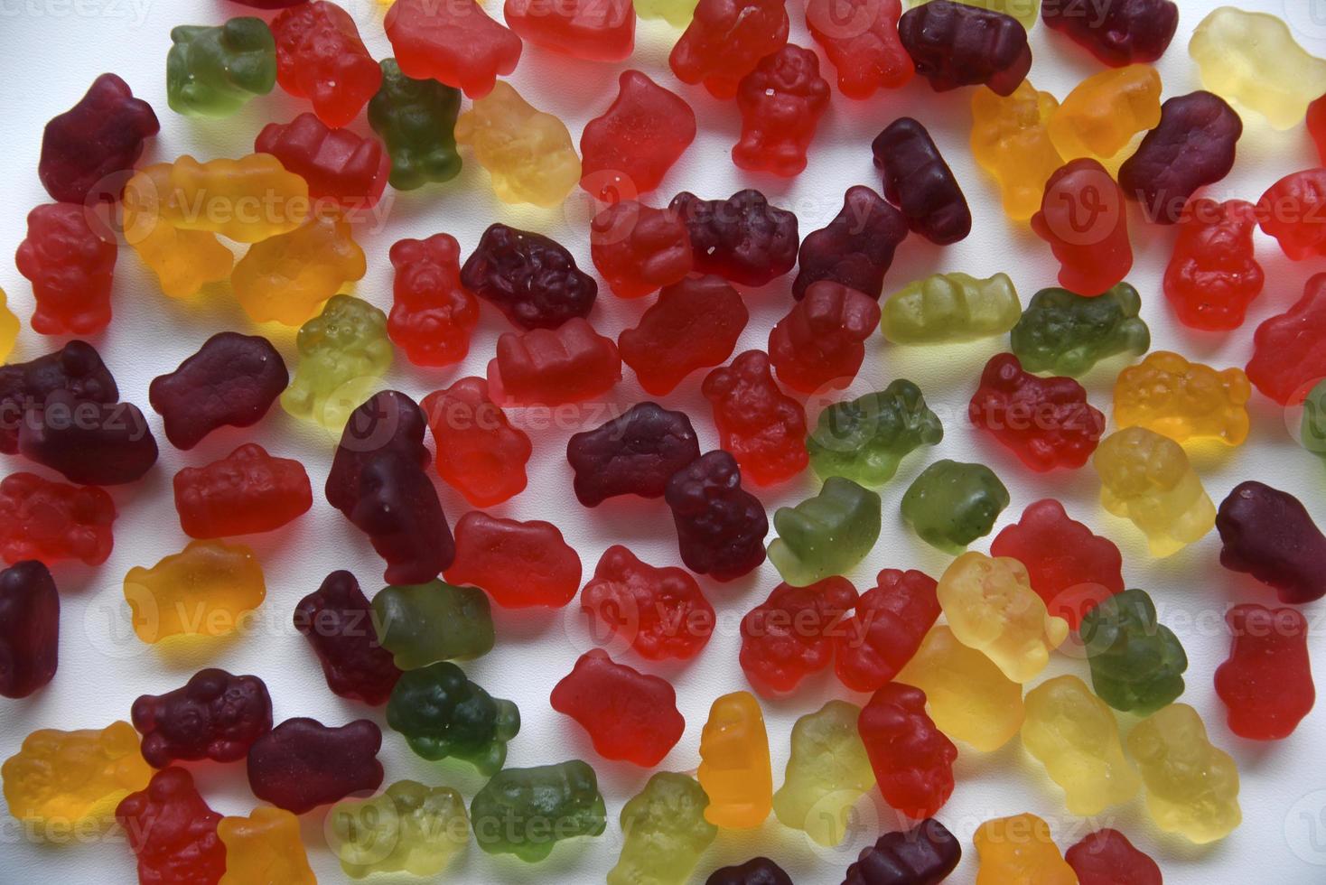 ours de marmelade colorés sur fond blanc. délicieux bonbons à la gelée sucrée avec un grand fond. photo