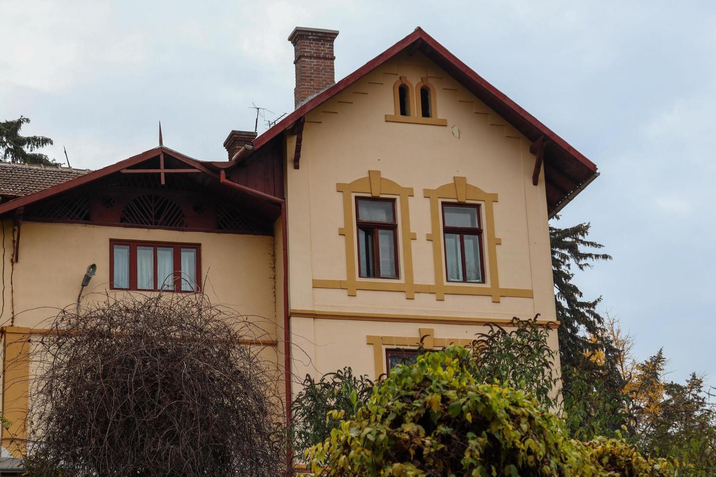 différentes perspectives sur un bâtiment représentatif du jardin botanique alexandru borza à cluj napoca photo