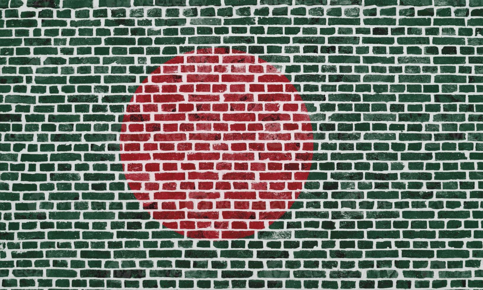 Drapeau du Bangladesh peint sur un mur de briques photo