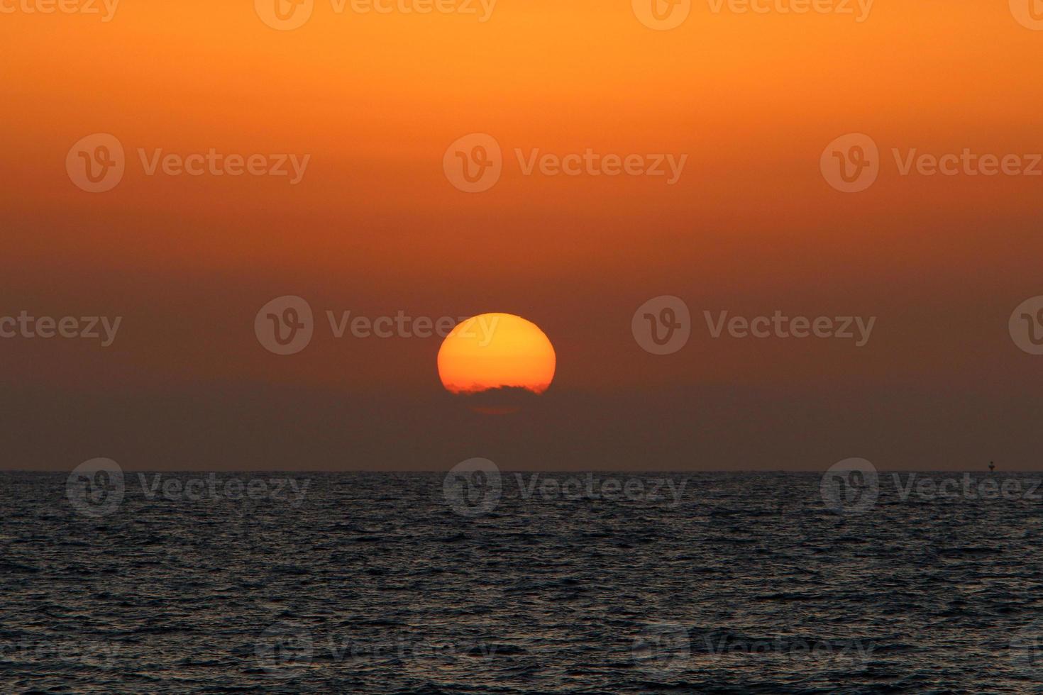 le soleil est l'étoile la plus chaude de notre galaxie autour de laquelle tourne la terre. photo