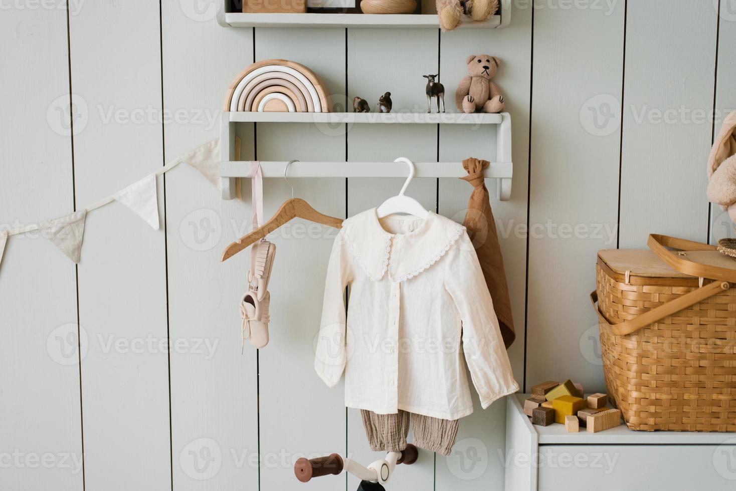 jouets et vêtements pour enfants dans la chambre des enfants dans un style scandinave cosy photo