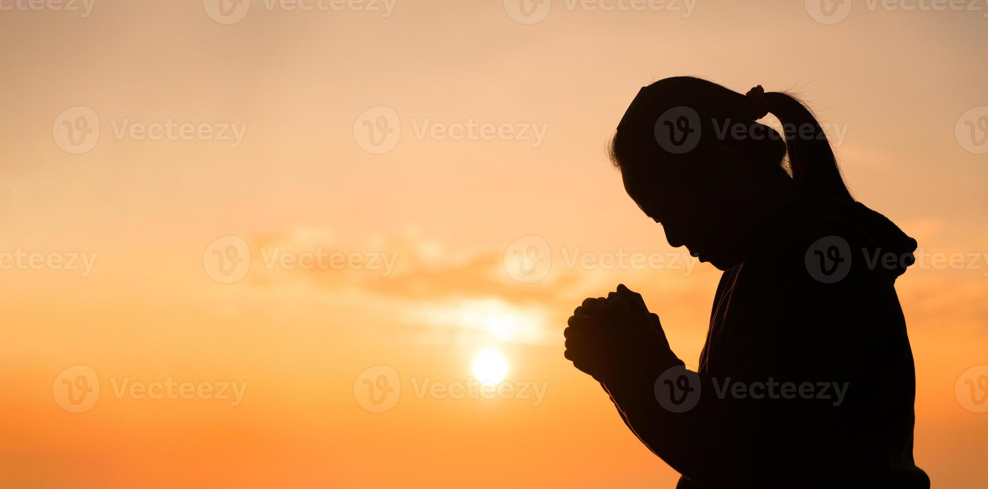 silhouette de main de femme priant la spiritualité et la religion, culte féminin à dieu. bannière avec espace de copie. les religieux sont humbles devant Dieu. les chrétiens ont l'espoir la foi et la foi en dieu. photo