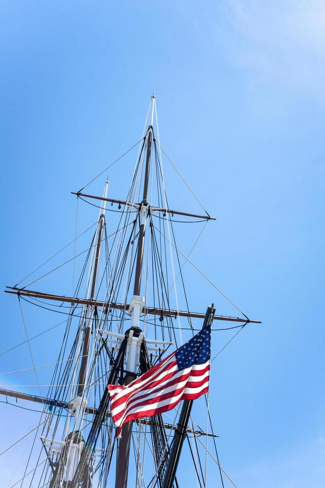drapeau américain sur le mât du bateau photo