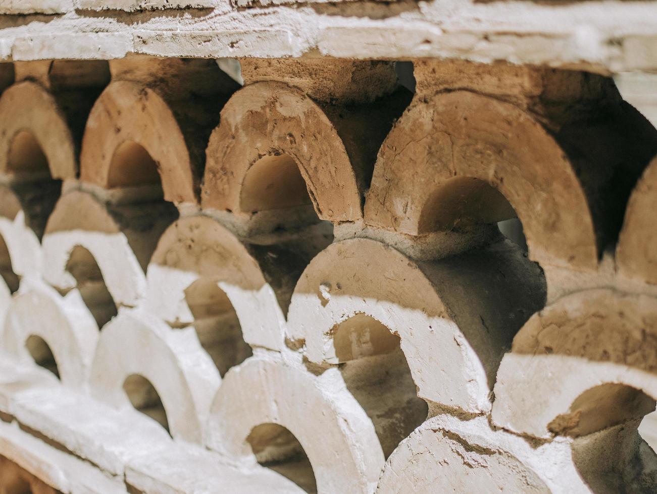 mur de béton brun avec trou photo