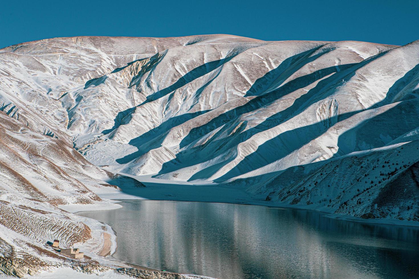 Photographie de paysage du lac de montagne en Russie photo