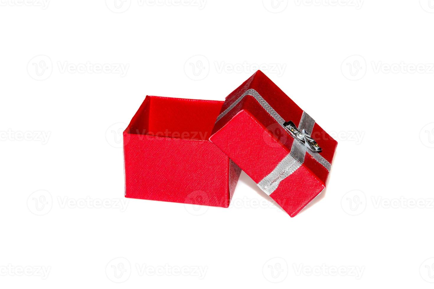 Boîte cadeau rouge vide isolé sur fond blanc photo
