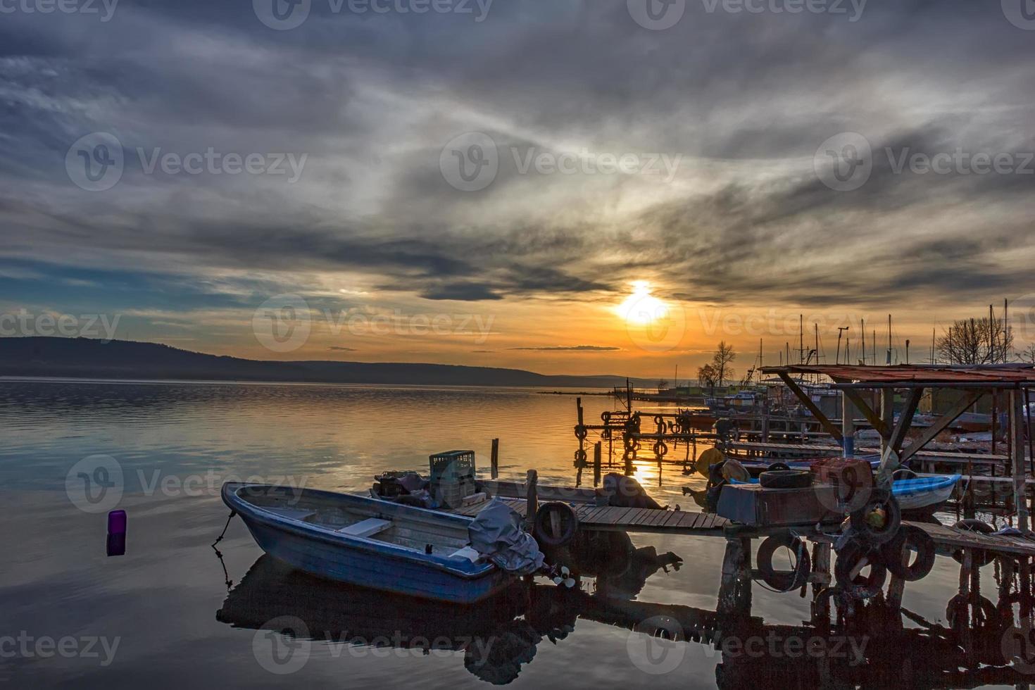 coucher de soleil passionnant sur le port avec des bateaux photo