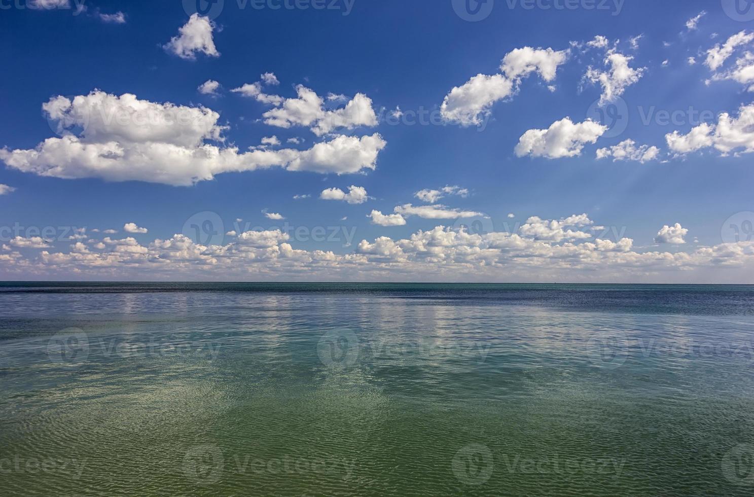 journée incroyable vue sur la mer calme avec reflet des nuages photo