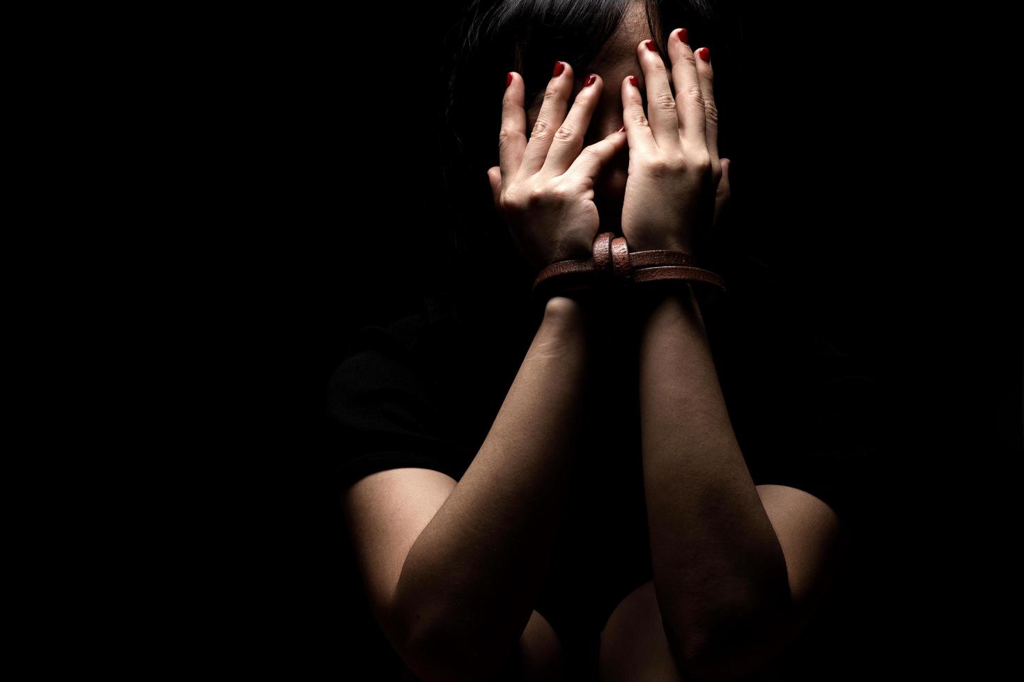 femme ligotée avec une ceinture en cuir dans le stress émotionnel et la douleur. journée des femmes photo