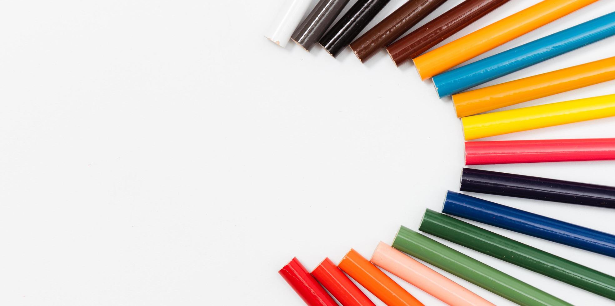 crayons multicolores. le concept de famille multinationale et d'égalité dans le monde. photo