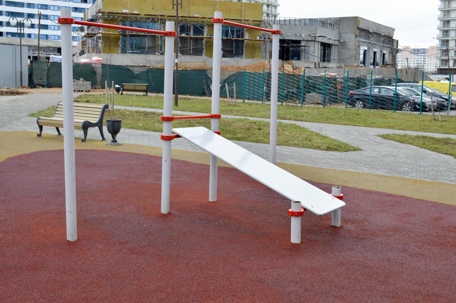 une nouvelle zone d'entraînement extérieure moderne et extérieure avec machine d'exercice pour la presse dans un nouveau quartier de la ville dans la cour du nouveau bâtiment photo