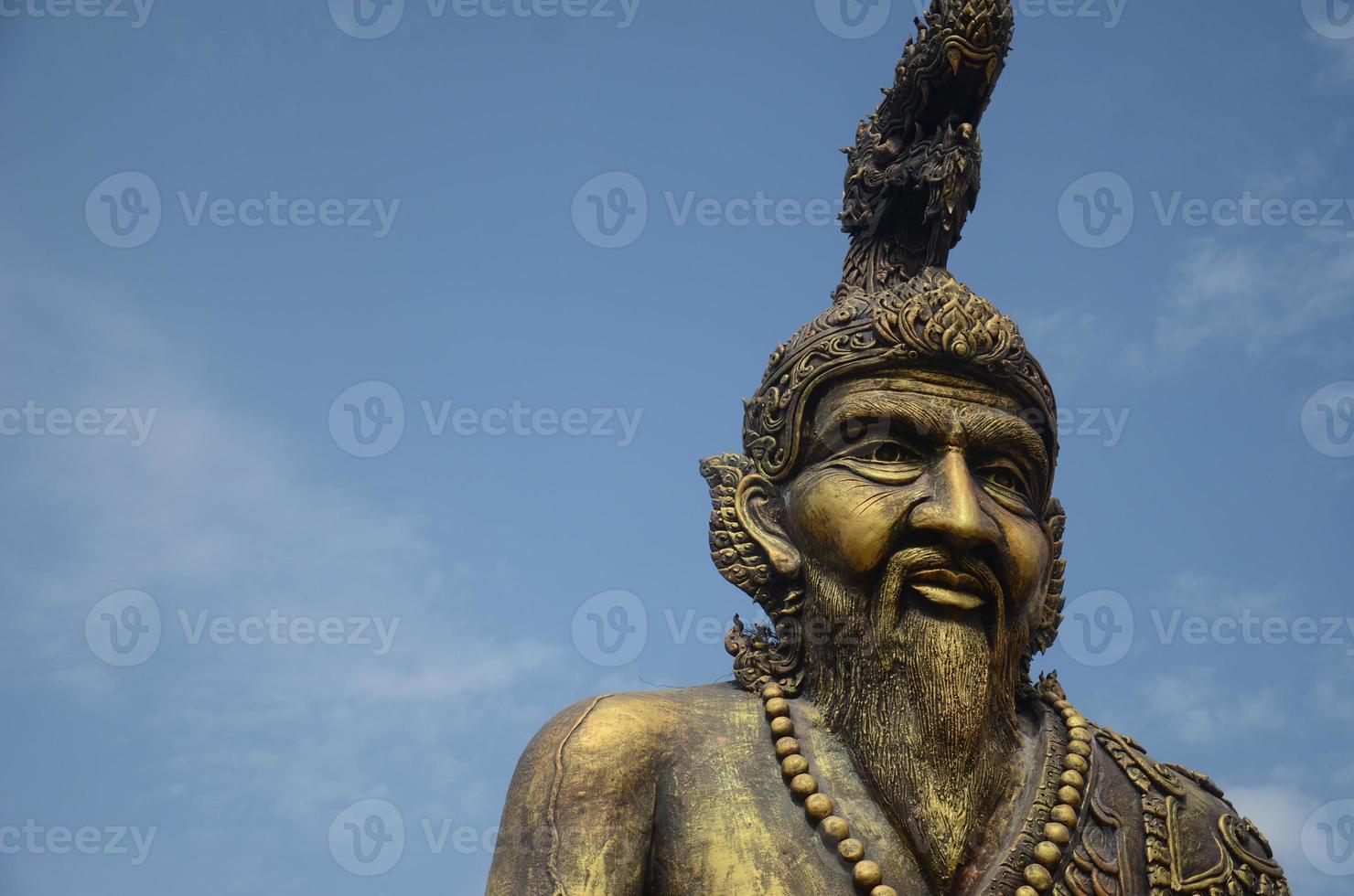 vue de face, face au révérend grand-père ermite puchong nagarat. temple de kaeng khoi, province de saraburi photo