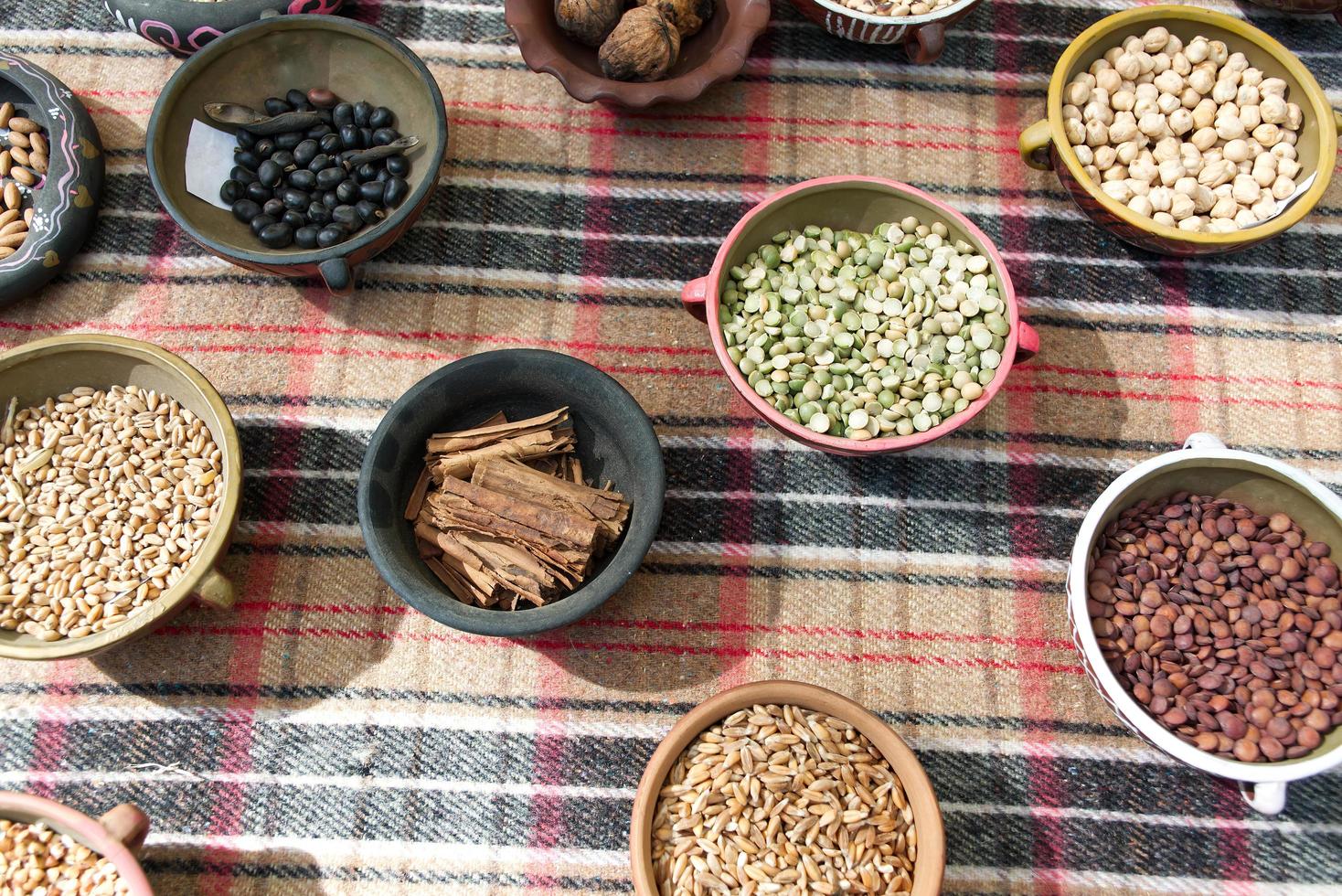 diverses graines dans un bol sur une table en bois. concept d'aliments sains et nutritionnels photo