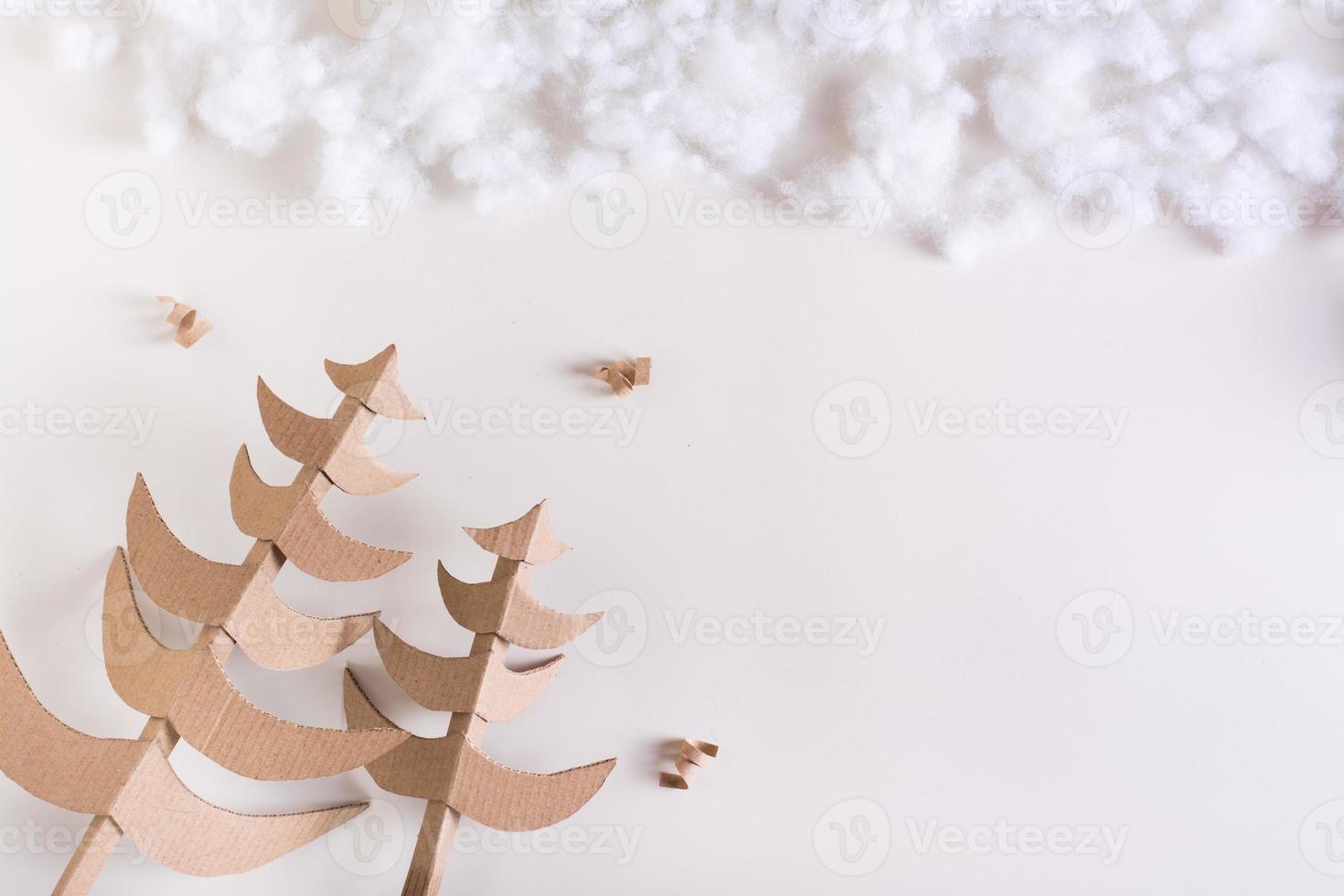 bricolage décoration de noël - sapins de noël en carton. Fait main. copie espace photo