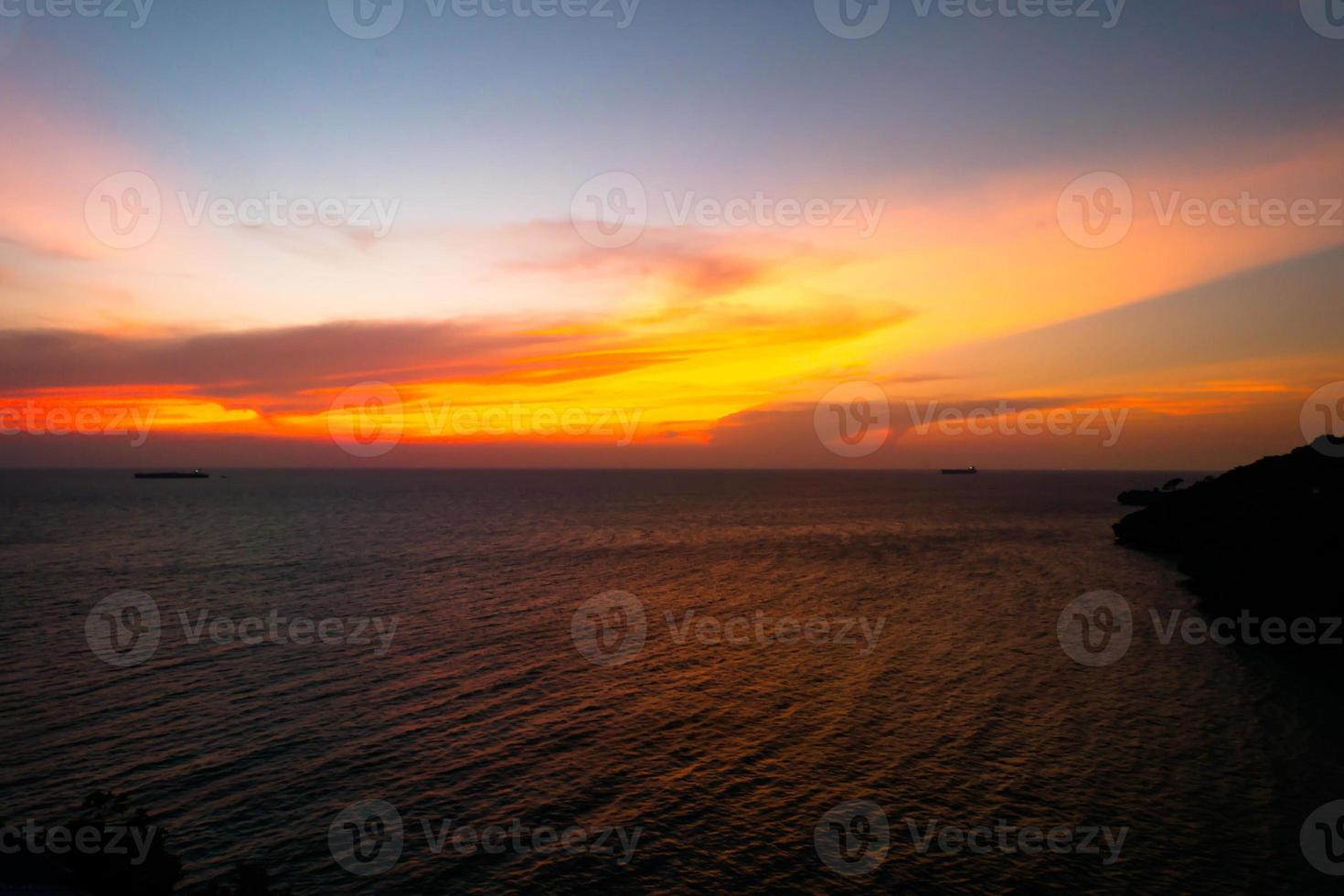 beau coucher de soleil la mer sur fond de ciel photo