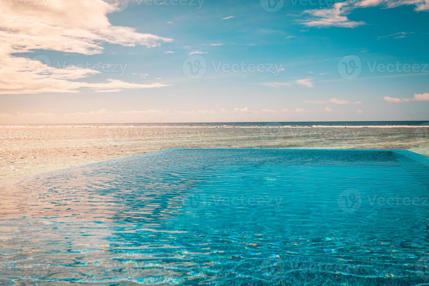 piscine à débordement et horizon avec vue sur la mer par une belle journée d'été. détente privée idyllique, piscine de luxe, nuages de ciel heureux. vue sur la plage de loisirs spa ou bien-être. destination tranquille méditerranéenne photo