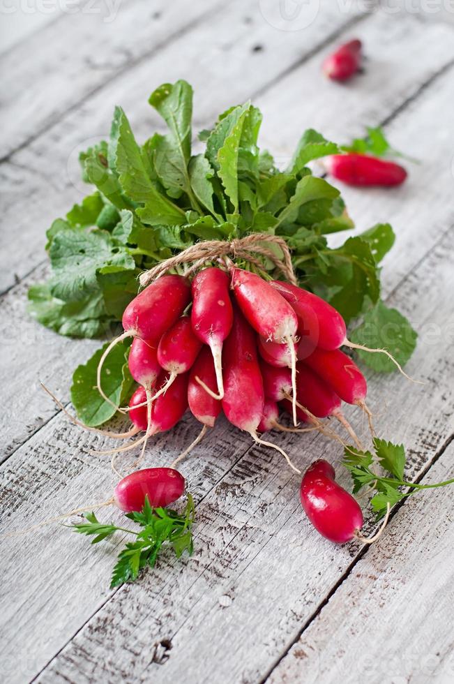 Bouquet de radis frais sur fond de bois ancien photo