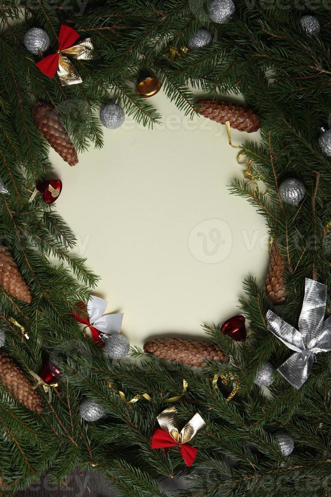 carte de voeux joyeux noël et joyeuses fêtes, cadre, bannière. nouvel An. branches de pin sur blanc. photo