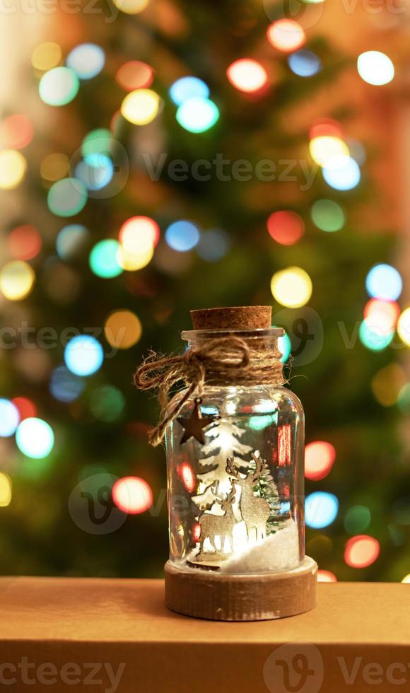 joyeux noël concept décor festif cerf sur fond de guirlandes lumineuses de décoration d'arbre de noël photo