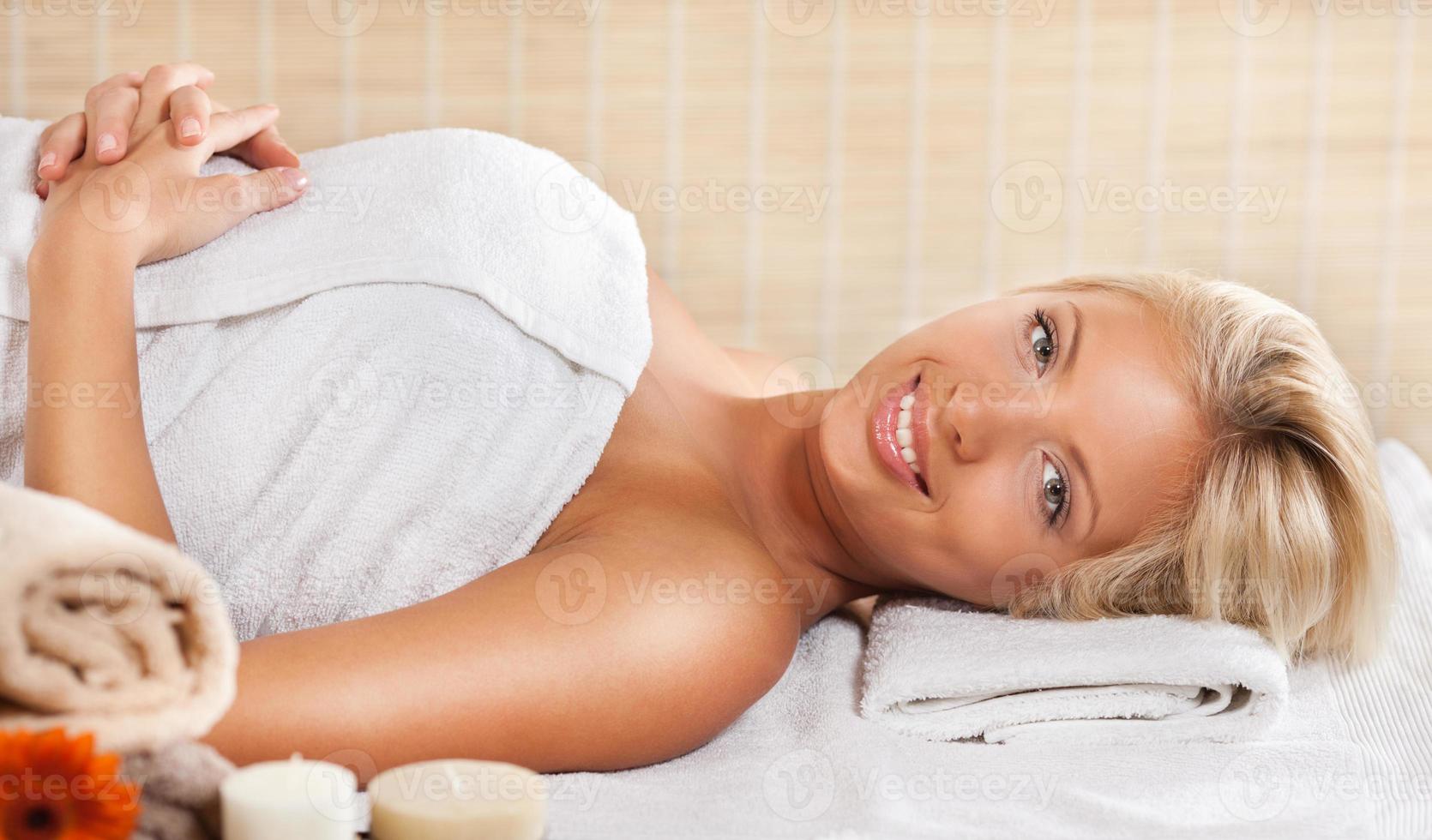 jeune femme relaxante au centre de spa photo