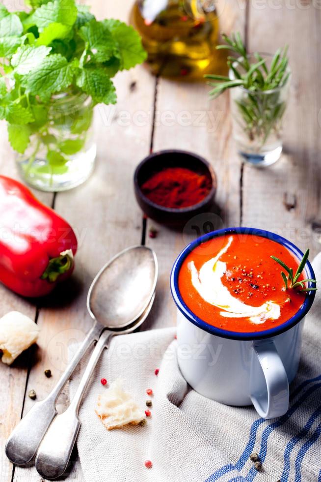 tomate, soupe aux poivrons rouges, sauce au romarin photo