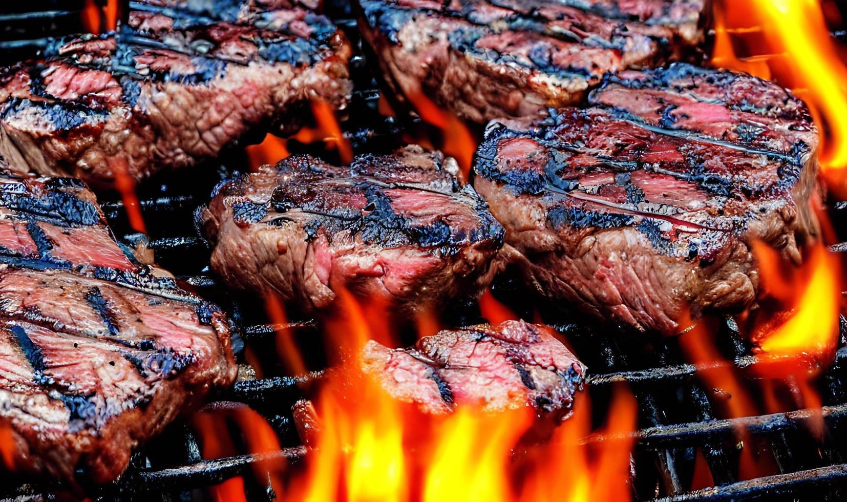 délicieux grillades fraîches gastronomiques sur le gril avec des flammes. photo