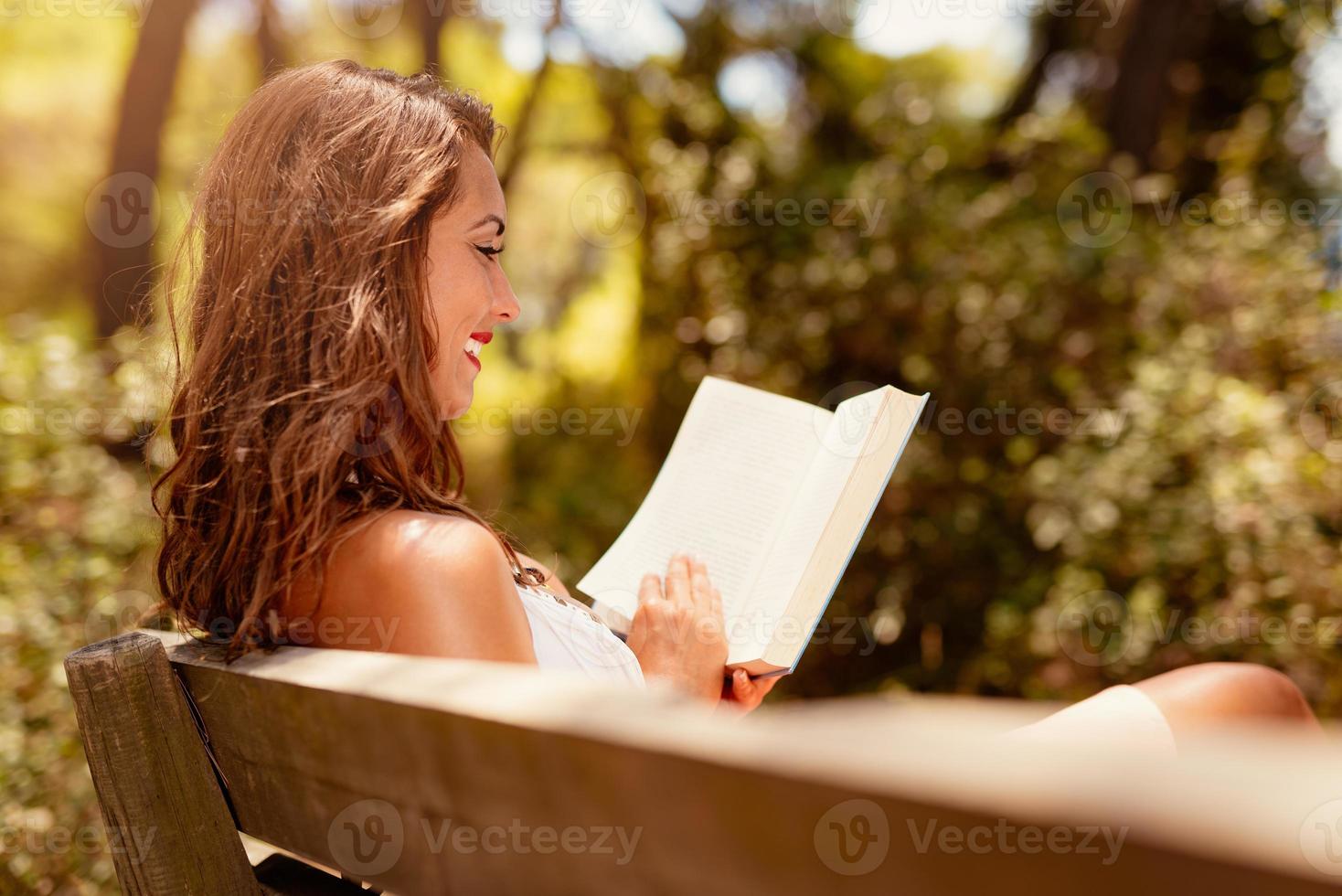 fille lisant un livre dans la forêt photo