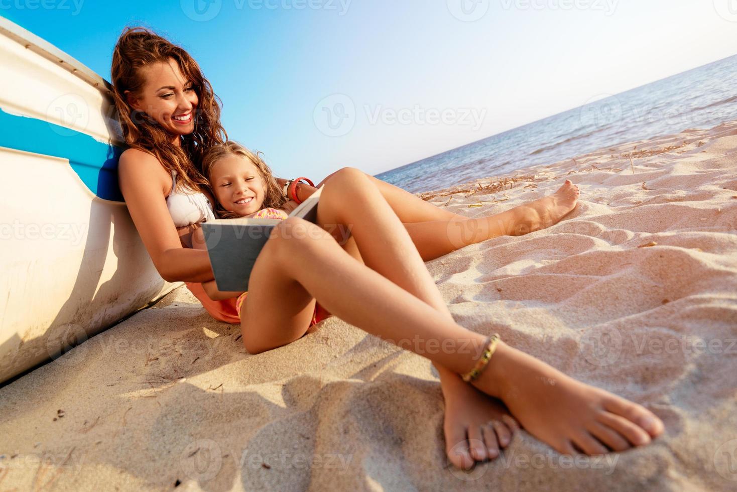 maman et fille profitant de la plage photo