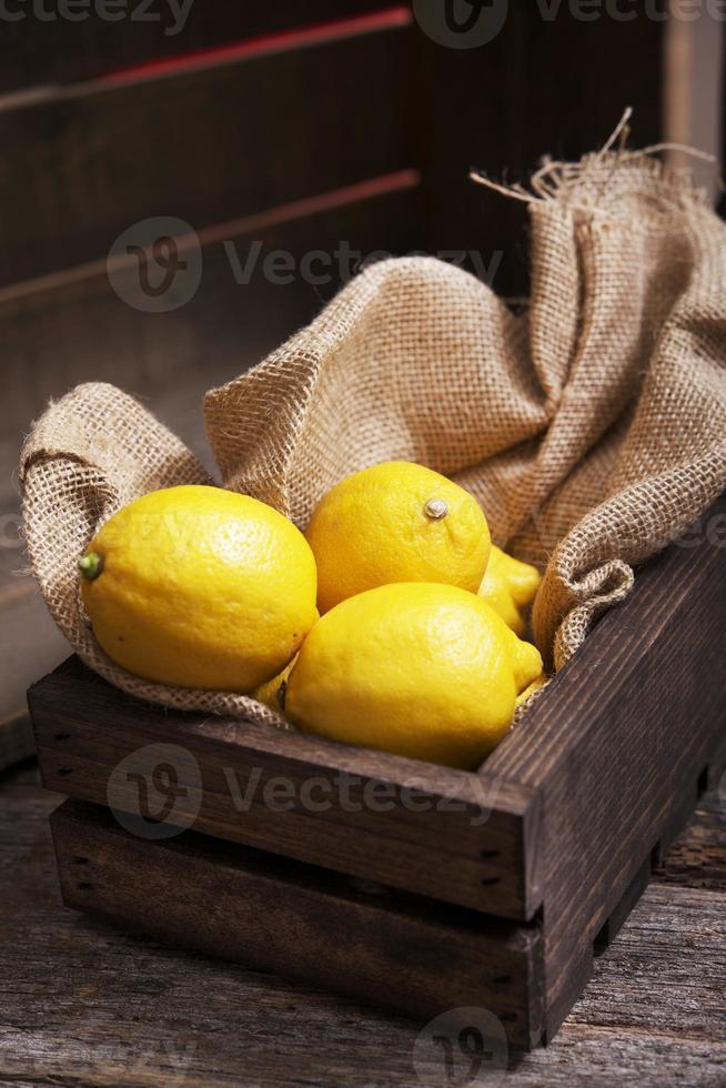 citrons frais en caisse photo