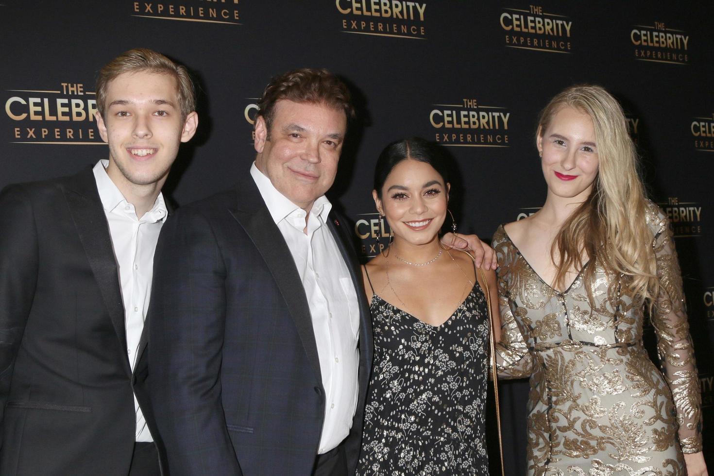 los angeles - 12 août - fils, george caceres, vanessa hudgens, fille à l'expérience de la célébrité à l'hôtel hilton universel le 12 août 2018 à universal city, ca photo