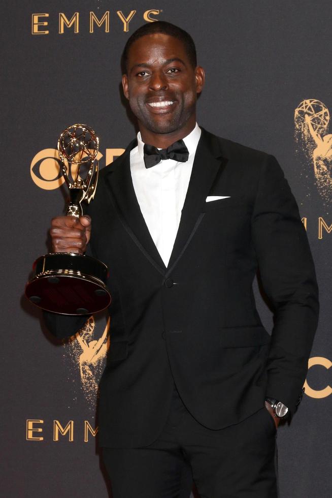 Los angeles - 17 septembre - sterling k brown à la 69e primetime emmy awards - salle de presse à la salle de bal jw marriott gold le 17 septembre 2017 à los angeles, ca photo