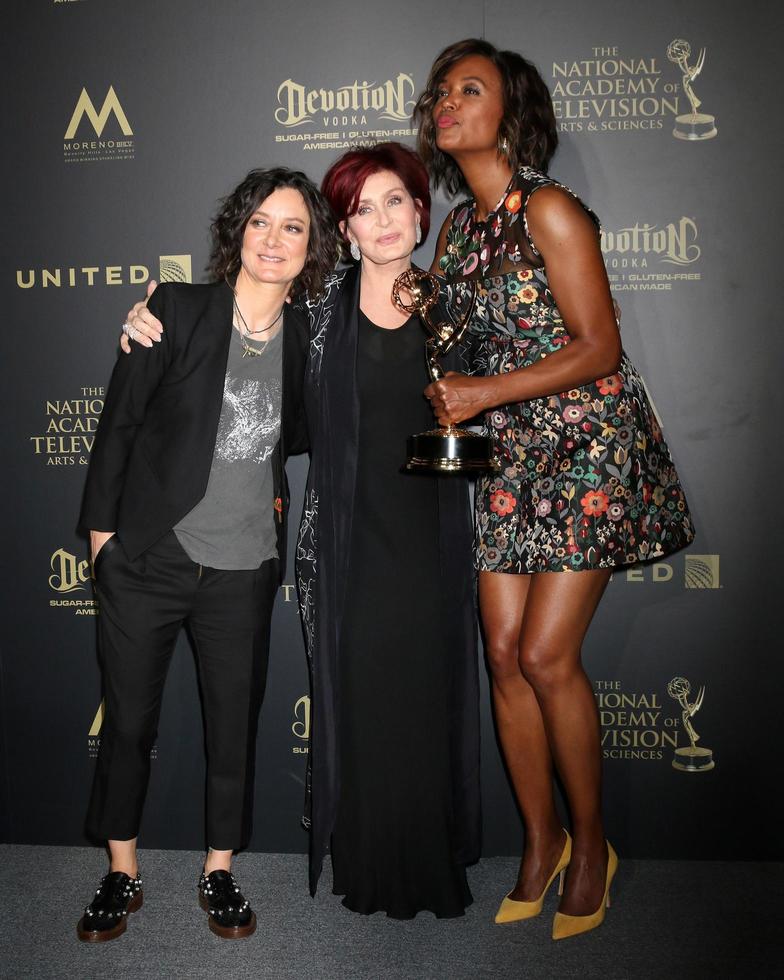 los angeles - 30 avril - sara gilbert, sharon osbourne, aisha tyler, animatrice exceptionnelle de talk-show de divertissement, la conférence dans la salle de presse des 44e daytime emmy awards à l'auditorium civique de pasadena le 30 avril 2017 à pasadena, ca photo