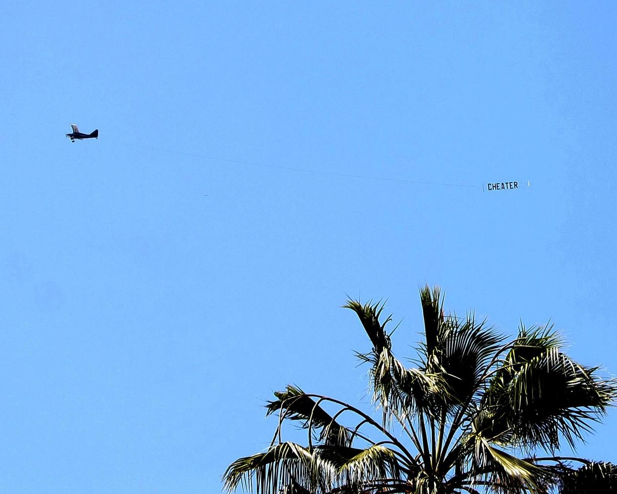 Los angeles, 2 juin - avion avec signe de tricheur à la cérémonie du Walk of Fame de Bobby Flay à Hollywood Boulevard le 2 juin 2015 à los angeles, ca photo