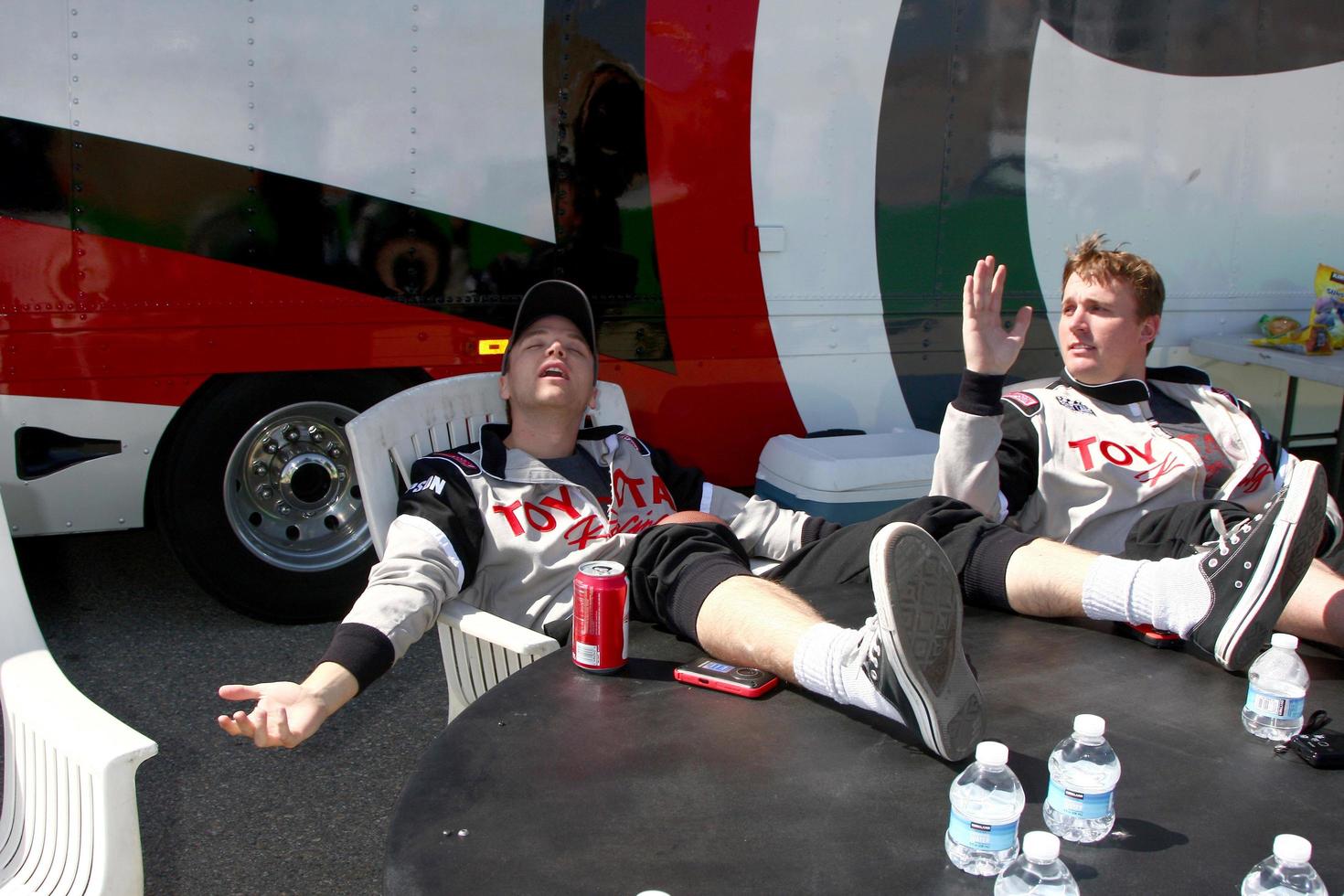 los angeles, 23 mars - brett davern, dakota meyer, médaillé d'honneur, gagnant du soleil pendant une pause lors de la 37e formation annuelle de course de célébrités toyota pro au circuit international de willow springs le 23 mars 2013 à rosamond, ca photo exclusive