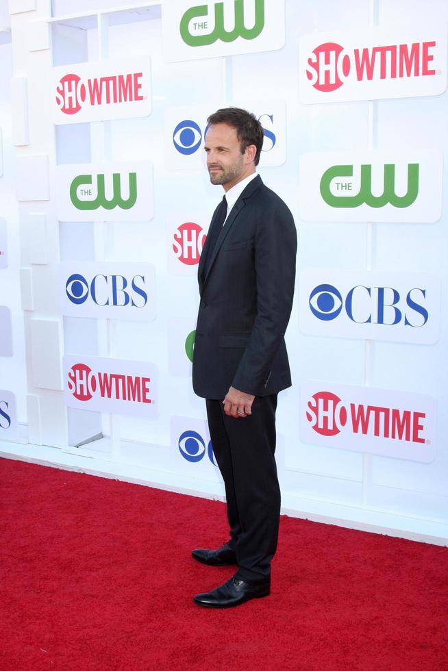 los angeles, 29 juillet - jonny lee miller arrive au cbs, cw et showtime 2012 summer tca party au parking adjacent de l'hôtel beverly hilton le 29 juillet 2012 à beverly hills, ca photo