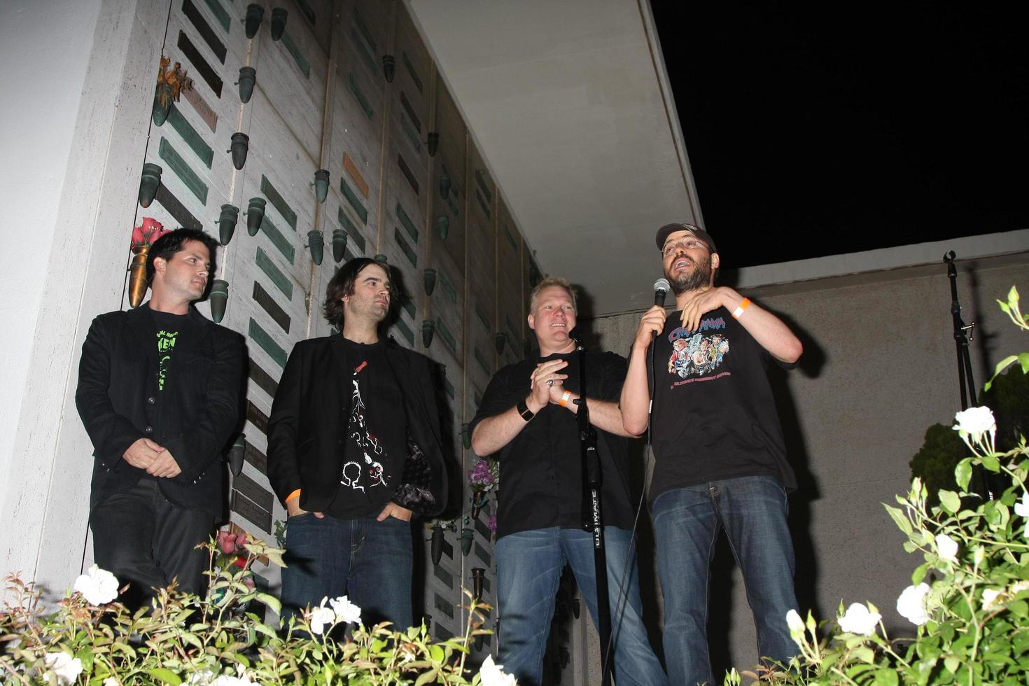 los angeles, 15 septembre - vert adam, joe lynch, tim sullivan, adam rifkin arrive à la première chillerama au cimetière hollywood pour toujours le 15 septembre 2011 à los angeles, ca photo