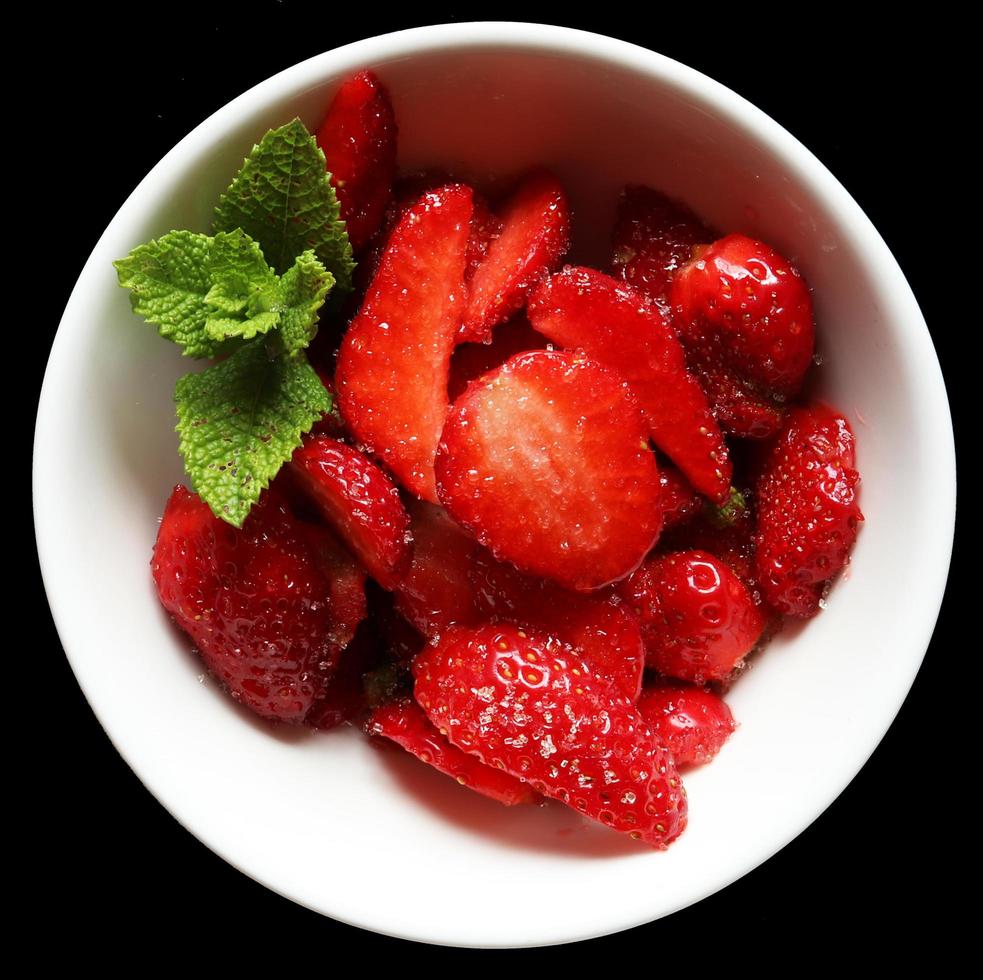 Couper les fraises dans un bol en céramique photo