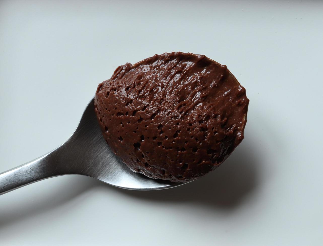 cuillerée de mousse au chocolat photo