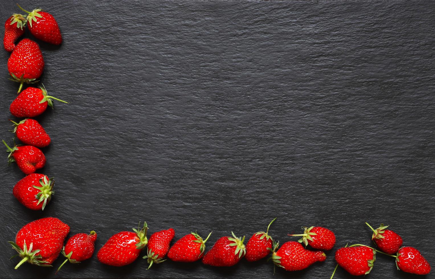 fraises sur fond d'ardoise photo