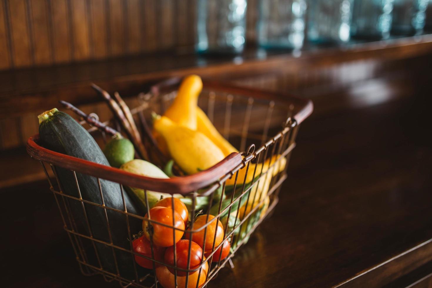 Photographie de mise au point sélective de légumes dans le panier photo