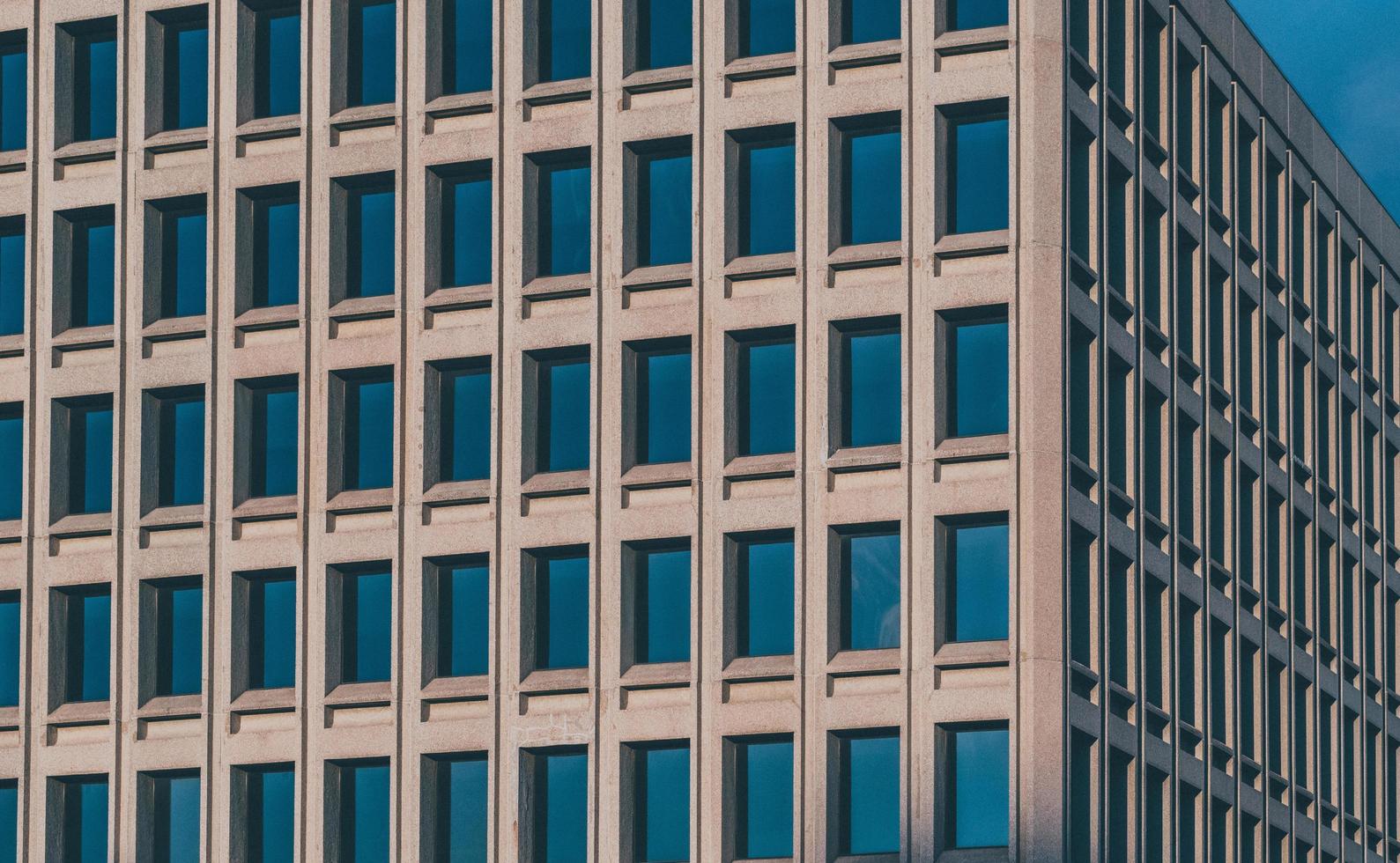 bâtiment en béton pendant la journée photo