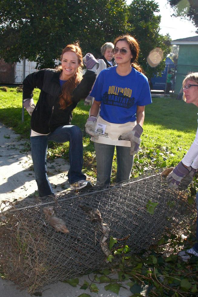 los angeles, 9 février - emily wilson et theresa castillo célèbrent le décollage du lierre de la clôture et son retrait lors du 4e jour de construction de ventilateurs de l'habitat pour l'humanité de l'hôpital général au 191 e marker street le 9 février 2013 à long beach, ca photo