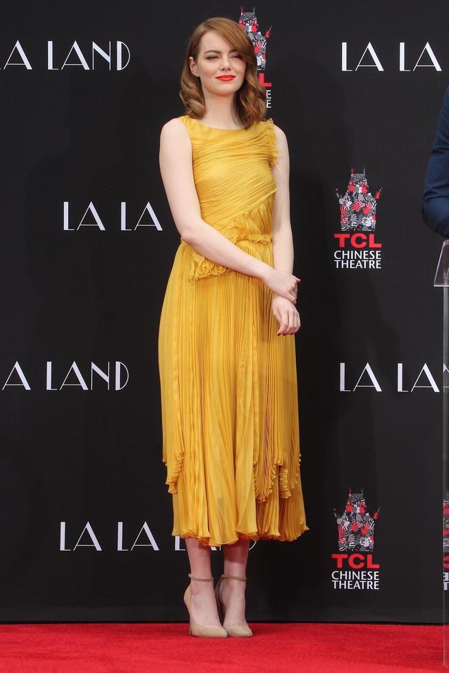 los angeles, 7 décembre - emma stone à la cérémonie des empreintes de mains et de pieds emma stone et ryan gosling au tcl chinese theatre le 7 décembre 2016 à los angeles, ca photo